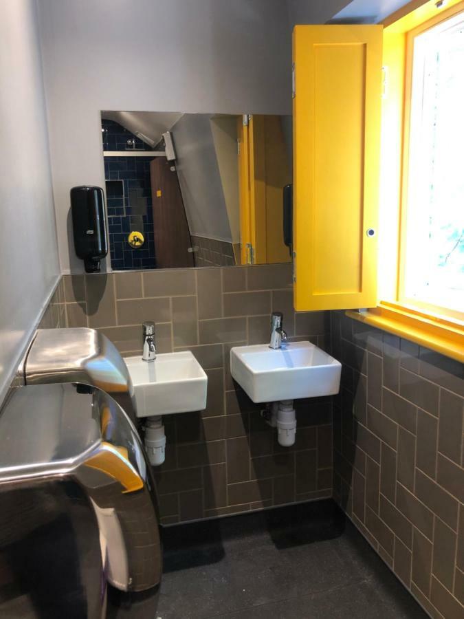 Cama en habitación compartida mixta de 9 camas con baño compartido