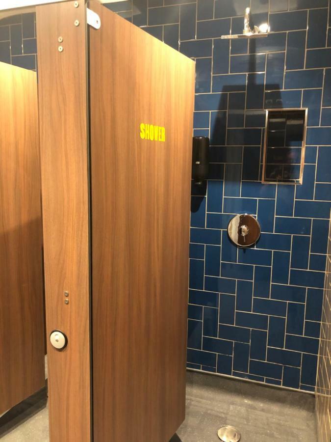 Cama en una habitación compartida femenina de 9 camas con baño compartido